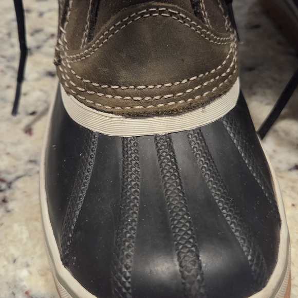 Sorel Black and Olive Green Suede with tan fur boots Size 8 in original box.